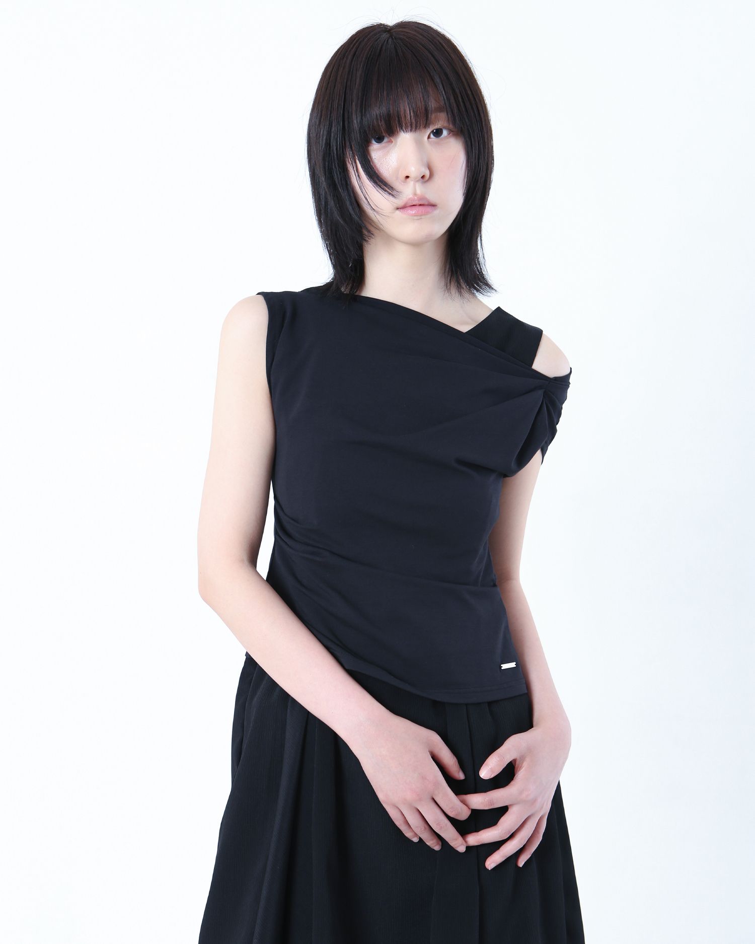 MUSINSA | MISEKI SEOUL Slanted sleeveless top BLACK
