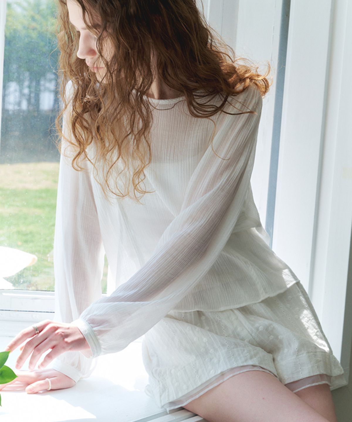 아바몰리(AVA MOLLI) SHEER CRINKLE SHIRRING BLOUSE (WHITE)