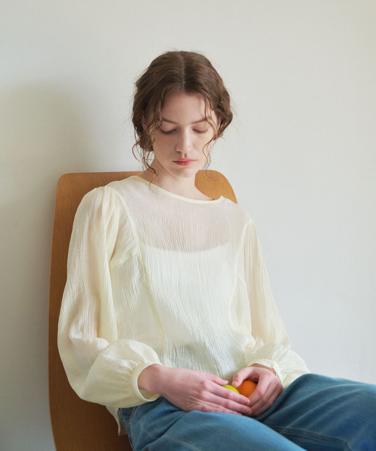 아바몰리(AVA MOLLI) SHEER CRINKLE SHIRRING BLOUSE (YELLOW BEIGE)