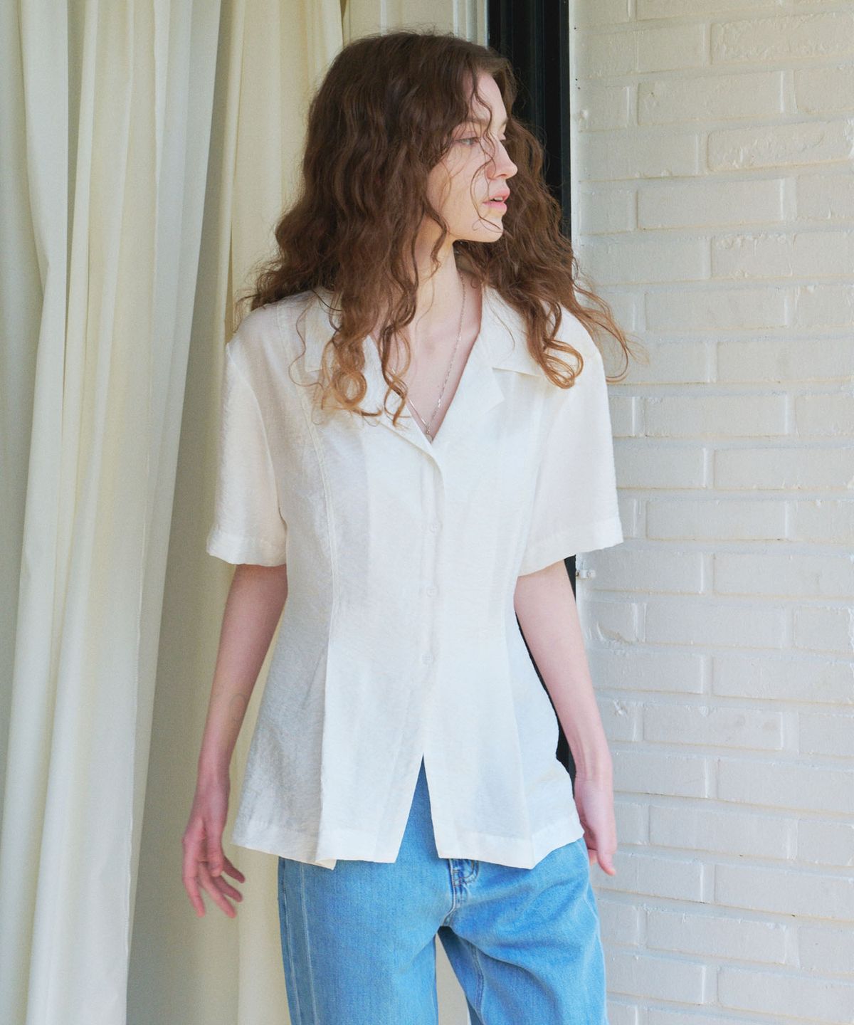 아바몰리(AVA MOLLI) CRINKLE SEMI-FITTED BLOUSE (WHITE)