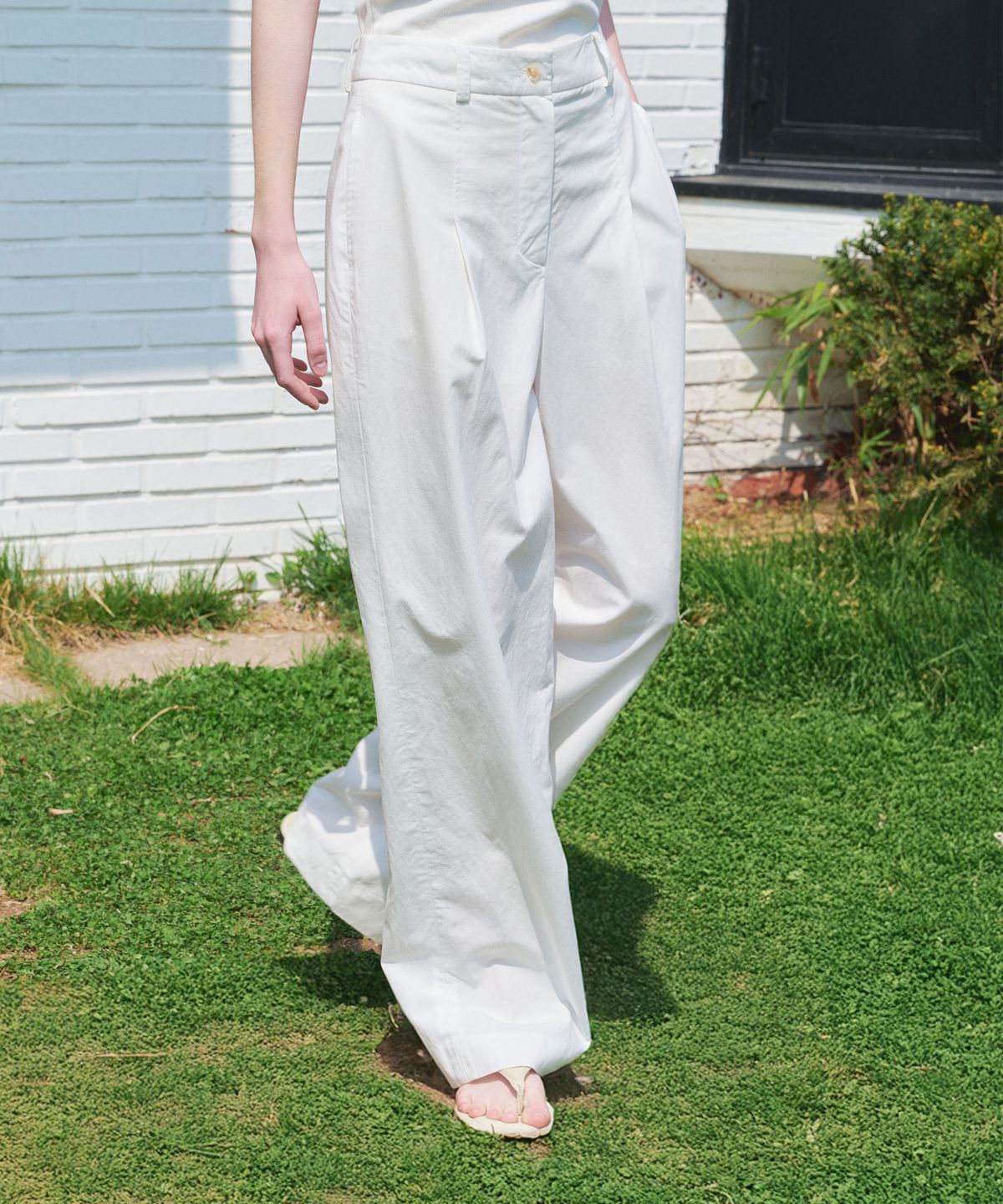 아바몰리(AVA MOLLI) SUMMER ESSENTIAL ONE-TUCK PANTS (WHITE)