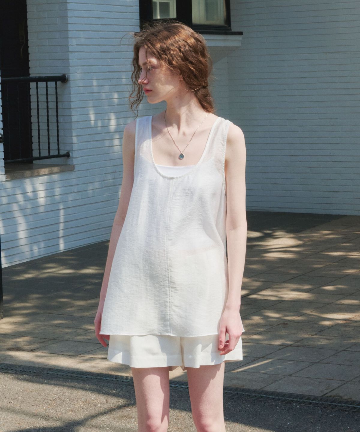 아바몰리(AVA MOLLI) SHEER JACQUARD SLEEVELESS TOP (WHITE)