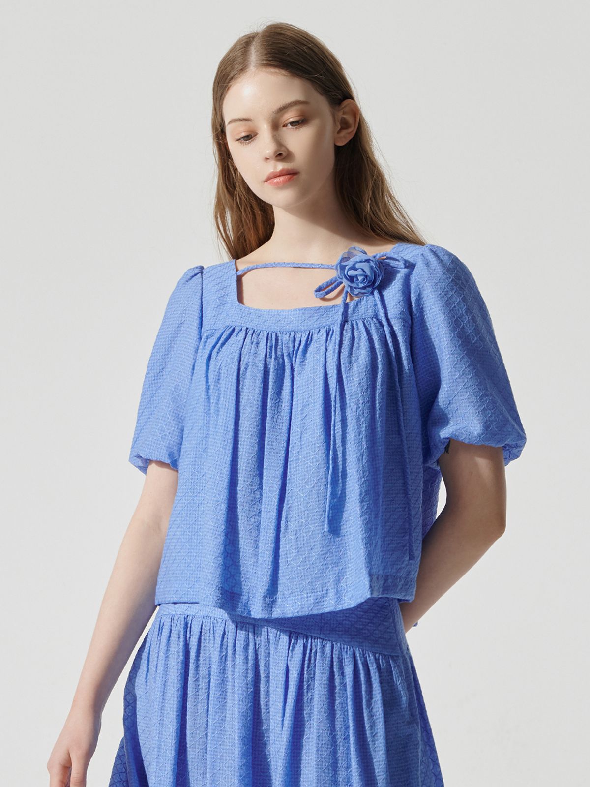 메르시앤에스(MERCIANNES) Square Neck Shirring Puff Sleeve Blouse_MB5SSN2