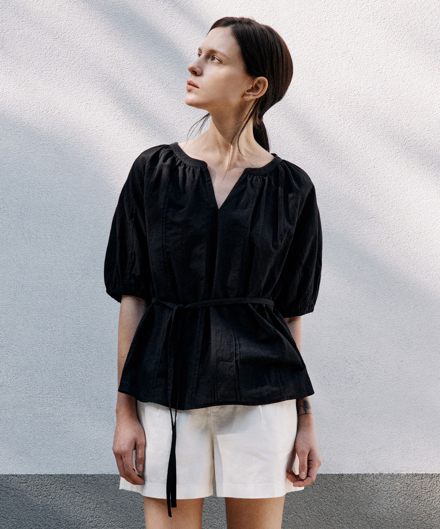 MUSINSA公式 | ATMORE Della cotton shirring blouse (black)