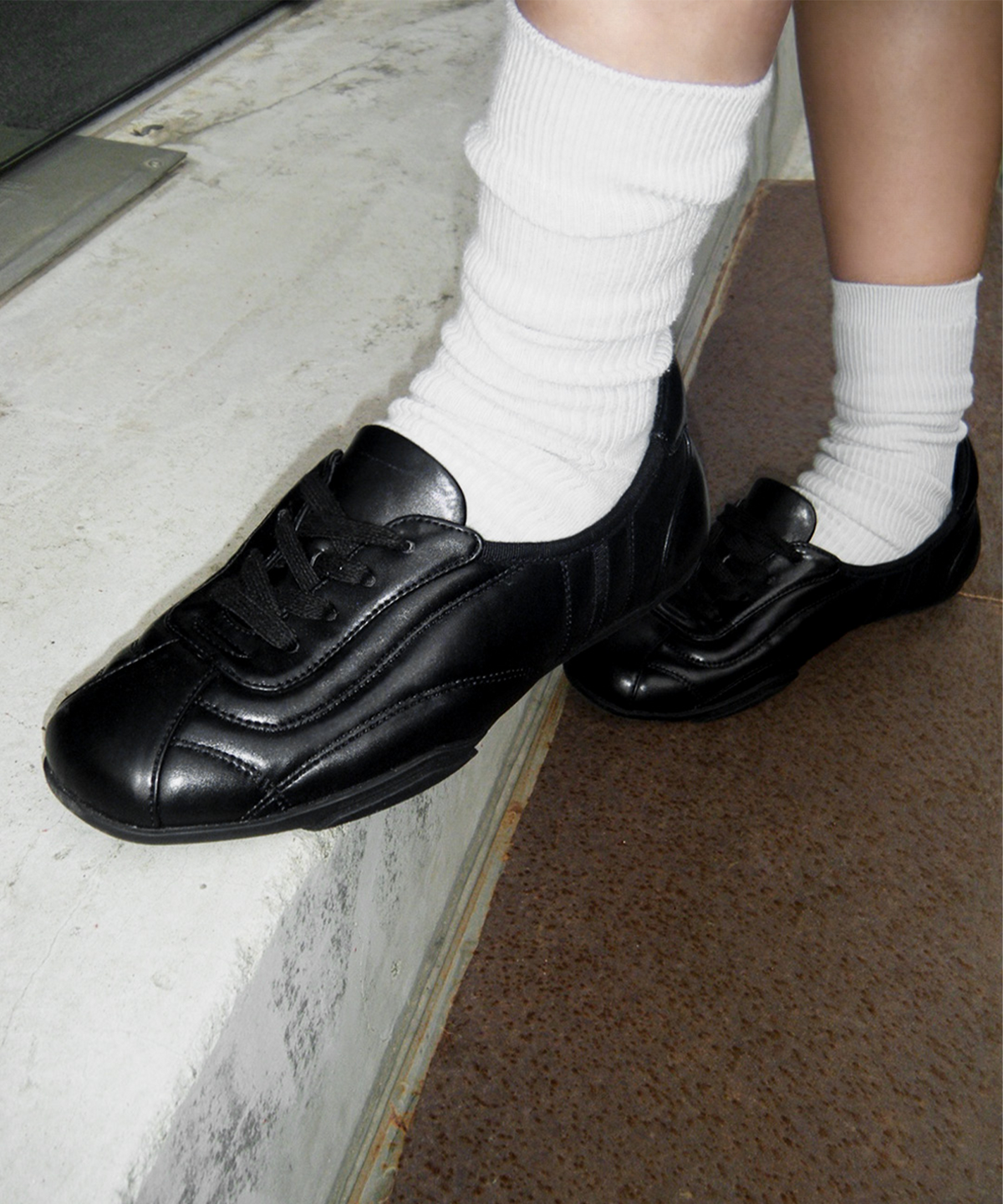 이크닉(IHCNIK) r. 901 whispering sneakers / black