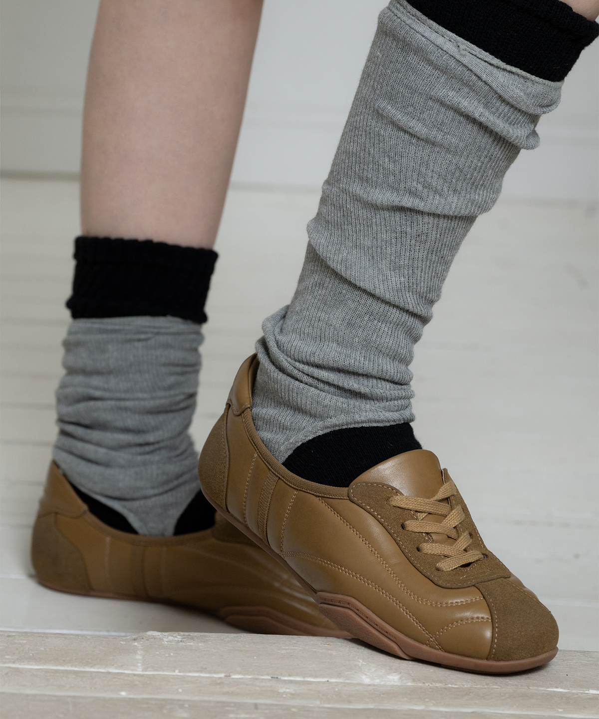 이크닉(IHCNIK) r. 901 whispering sneakers / brown