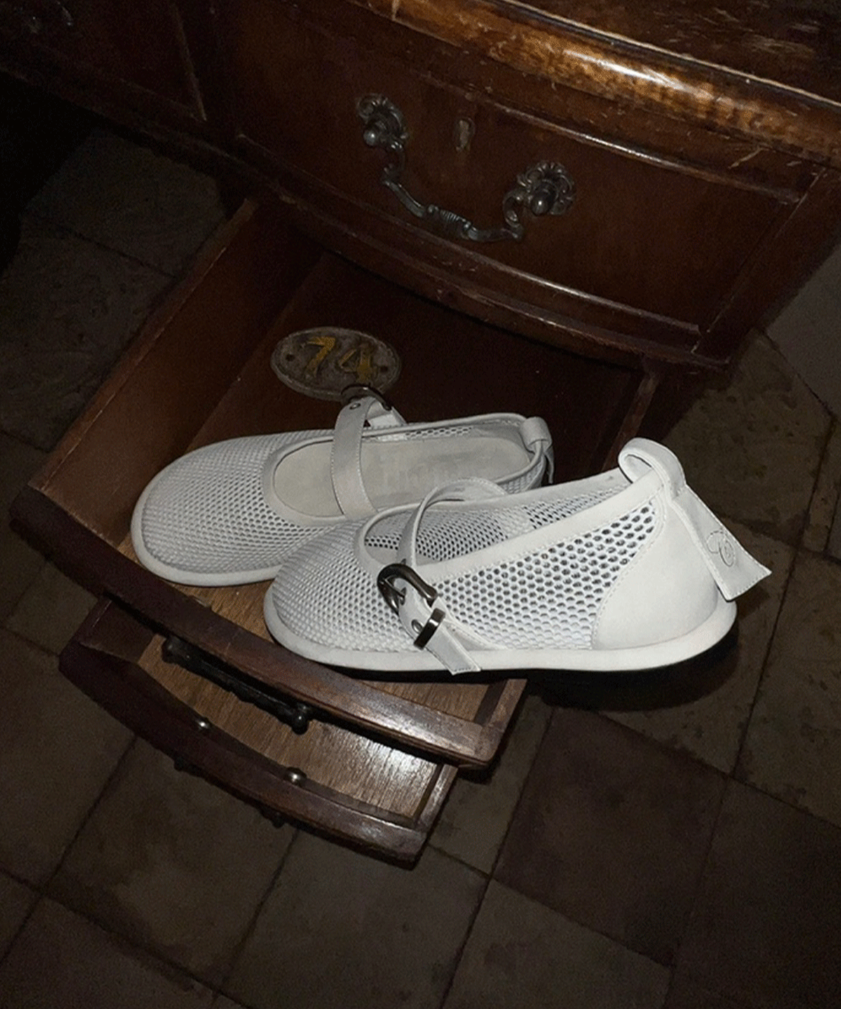 이크닉(IHCNIK) r. 903  mesh buckle flats  /  ivory