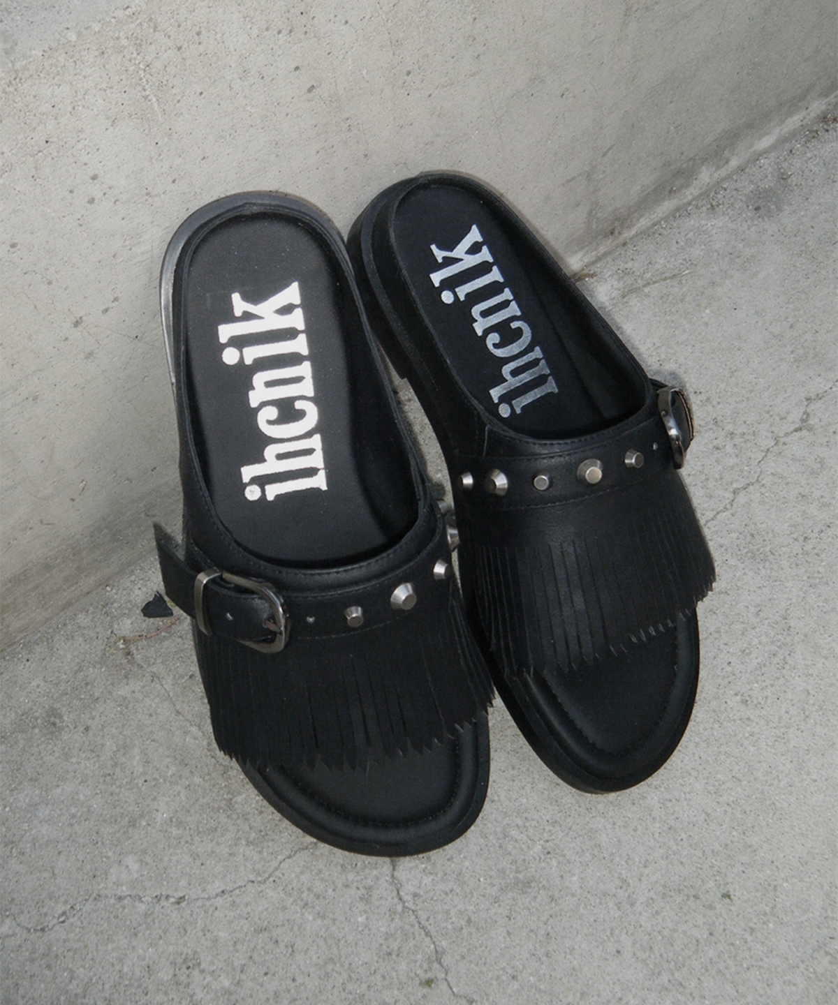 이크닉(IHCNIK) r. 909  tassel stud slides  /  black