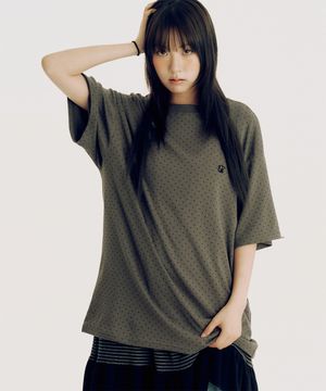 핀 도트 썸 시그니처 로고 자수 레귤러 반팔 티셔츠 [차콜]