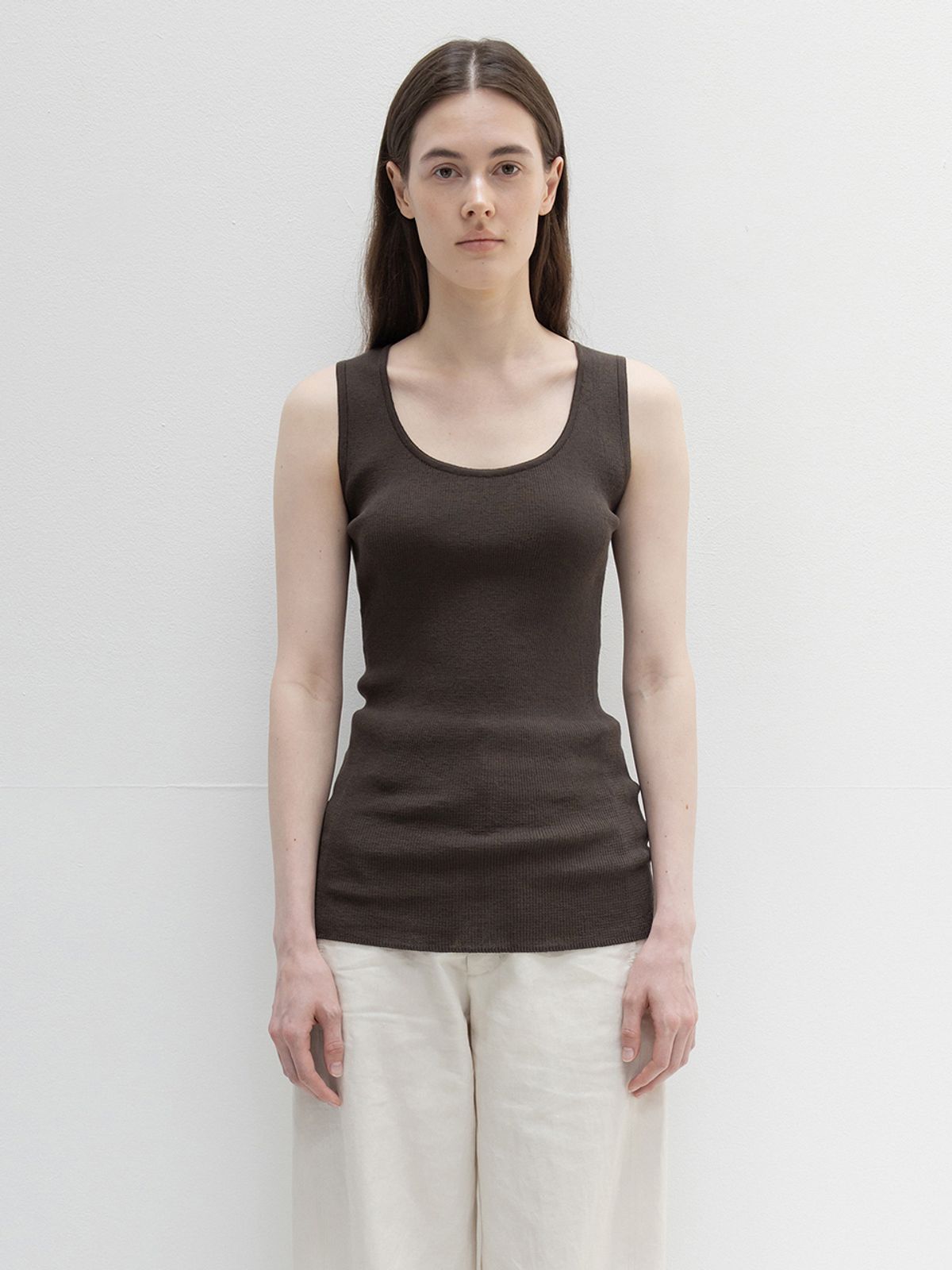 레이스(RRACE) Deep U-Neck Sleeveless Knit Top_Dark Brown