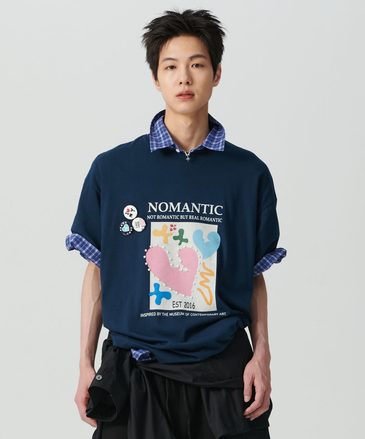 비욘드클로젯(BEYOND CLOSET) 노맨틱 컨템포러리 아트 그래픽 반팔 티셔츠 네이비