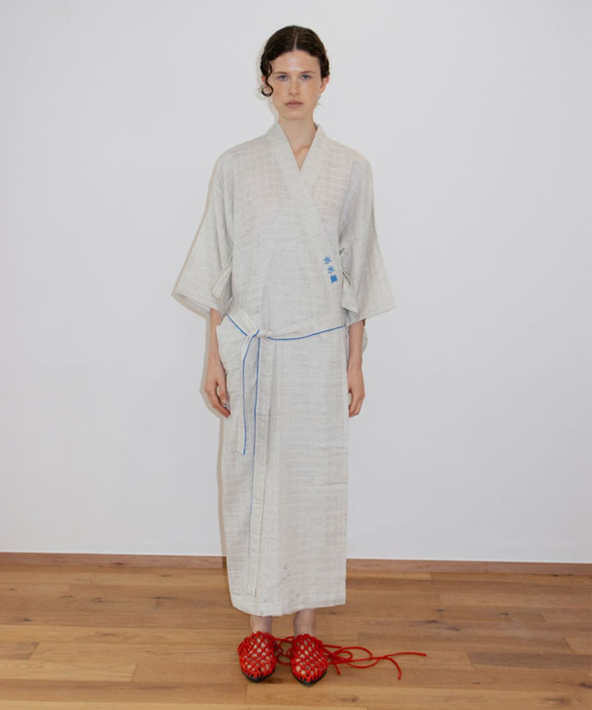 수수무(SUSUMU) DAENAMU ROBE - light grey