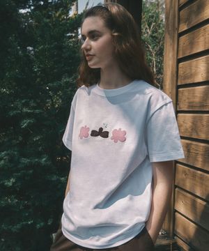 (우먼) 스트라이프 플라워 패치워크 반소매 티셔츠_오프화이트