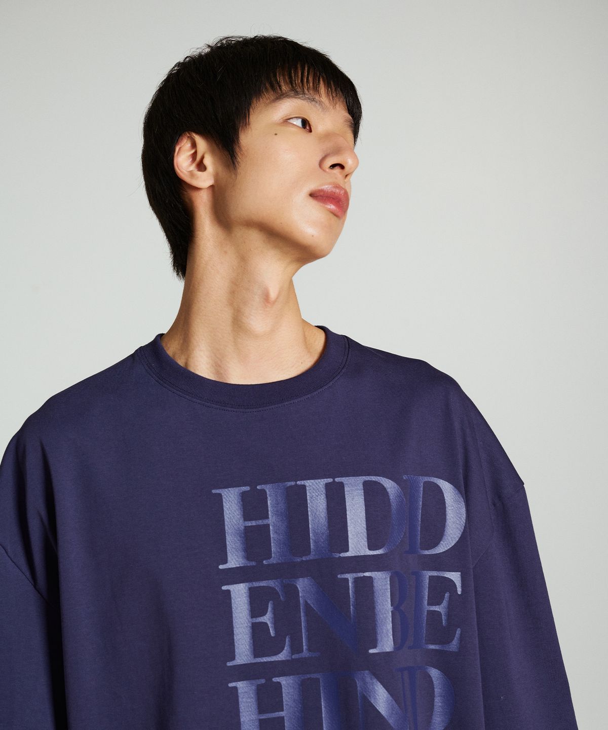 히든비하인드(HIDDEN BEHIND) 와이드 크롭 티셔츠 (네이비)