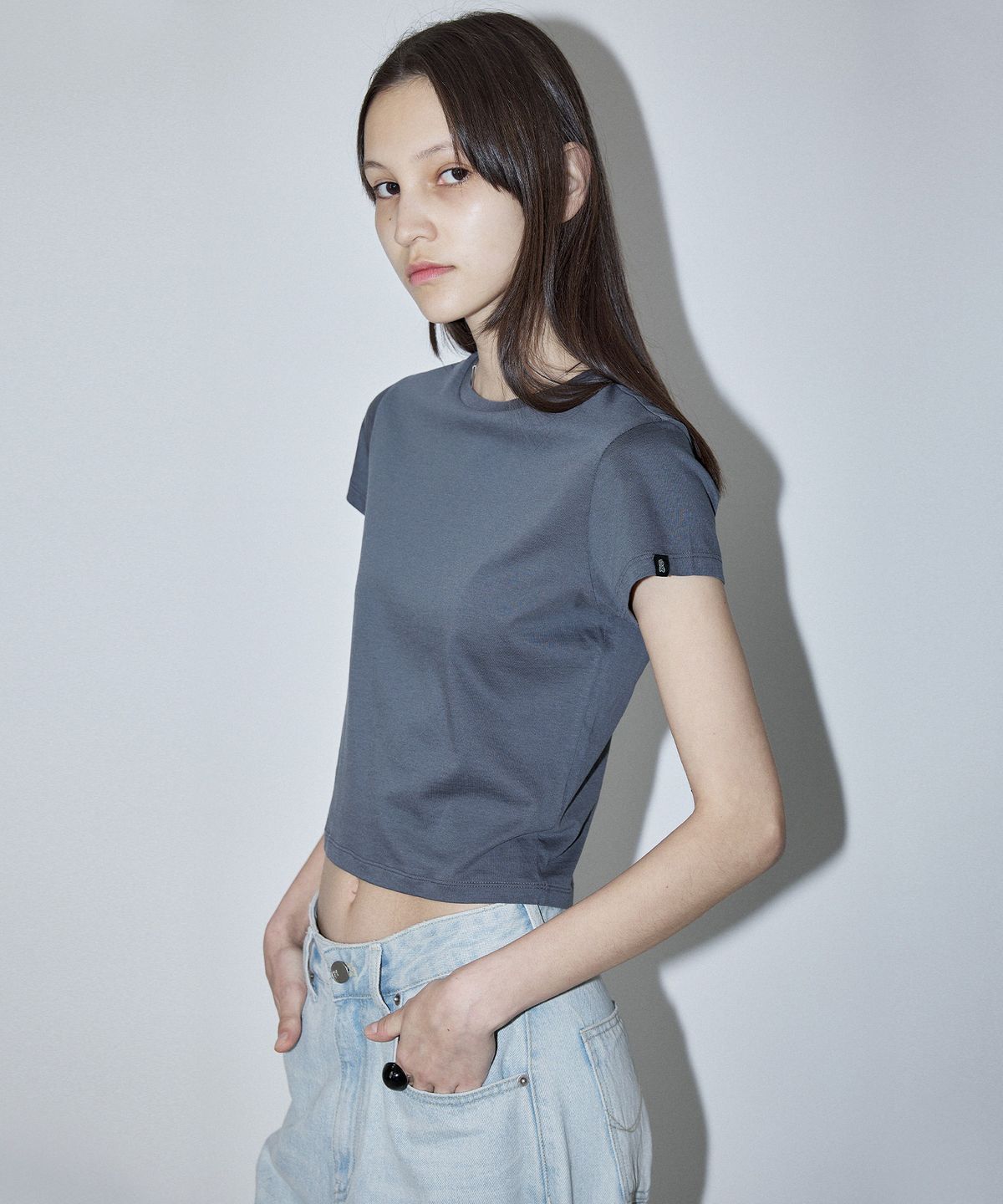 엔오르(EN OR) BASIC SHORT SLEEVE CROP T-SHIRT - DARK GREY