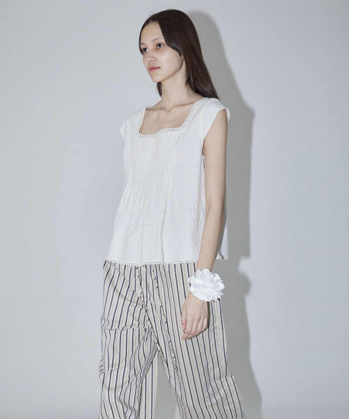 엔오르(EN OR) LACE SQUARE NECK BLOUSE - IVORY