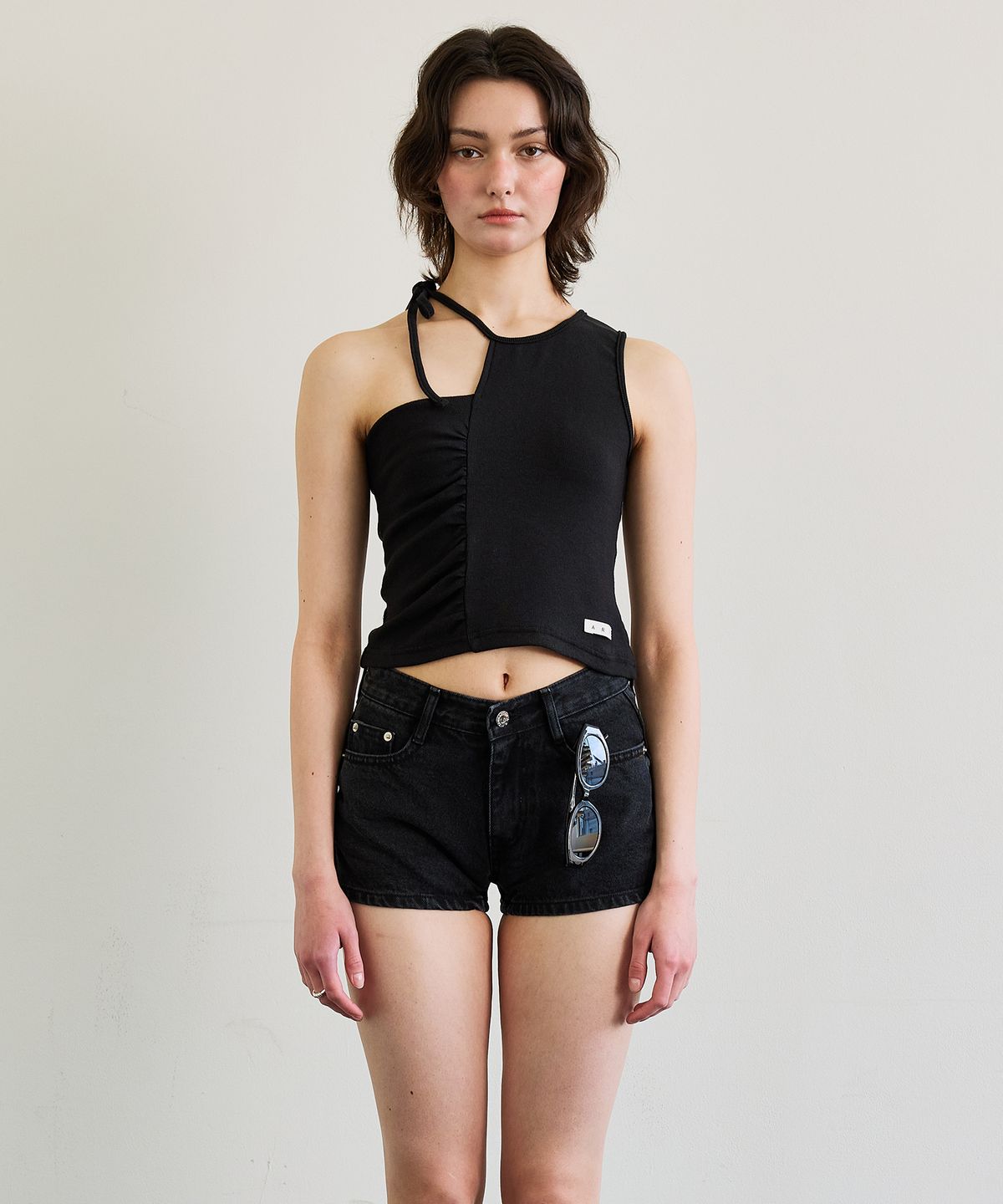 아리킴(ARIKIM) BEBE UNBALANCE SLEEVELESS TOP / BLACK