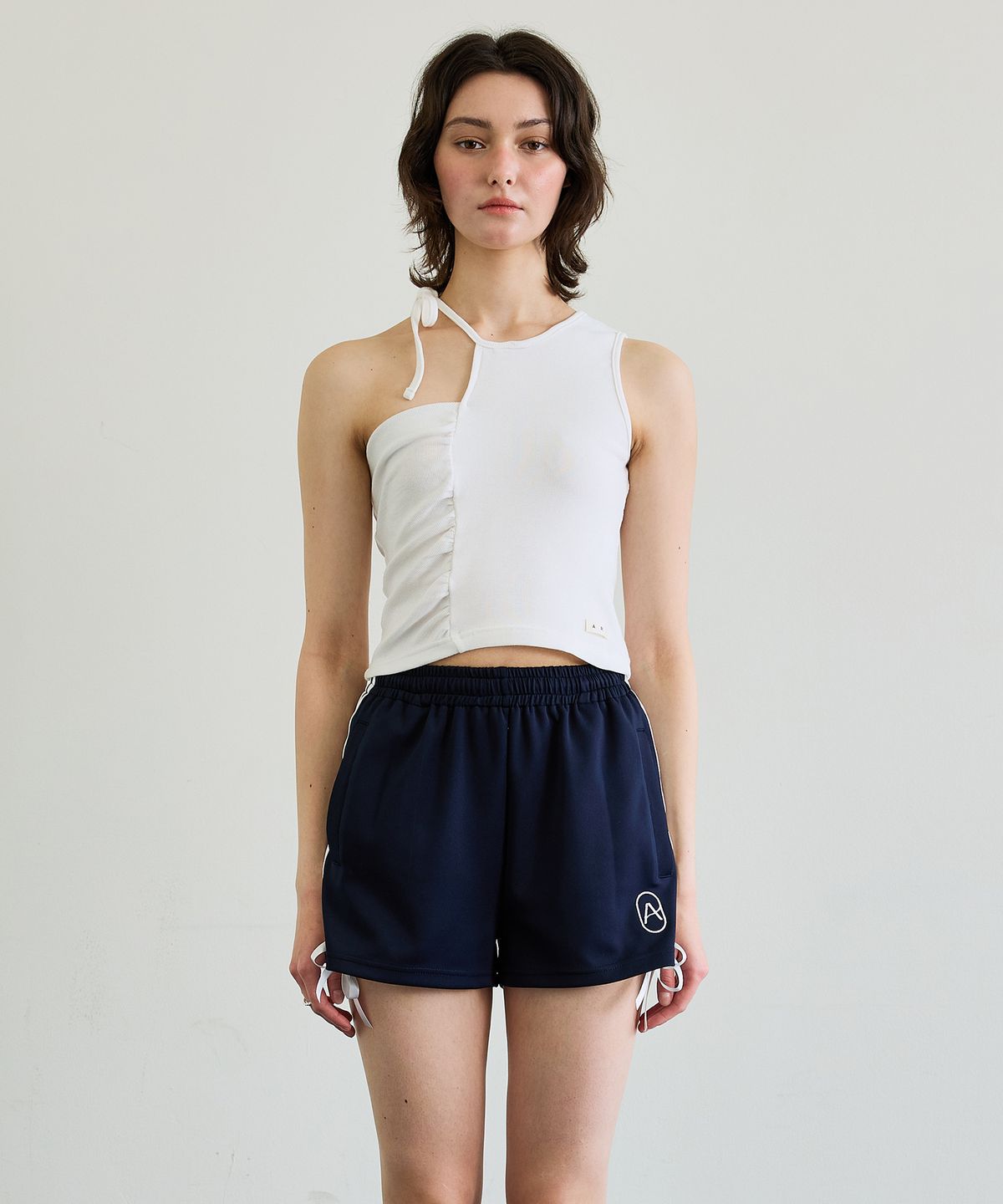 아리킴(ARIKIM) BEBE UNBALANCE SLEEVELESS TOP / WHITE