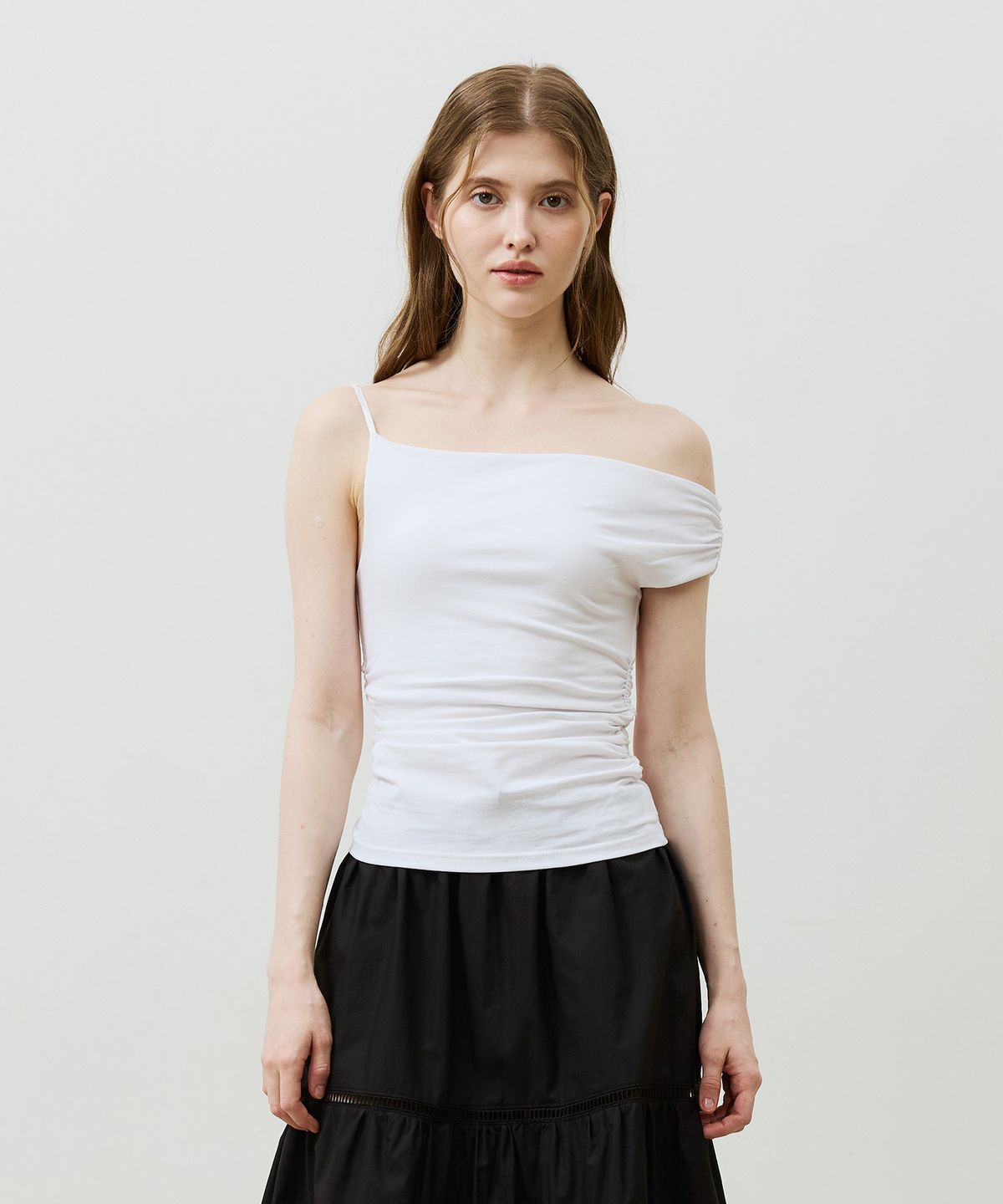 아리킴(ARIKIM) SHERRY UNBALANCE SHIRRLING TOP / WHITE