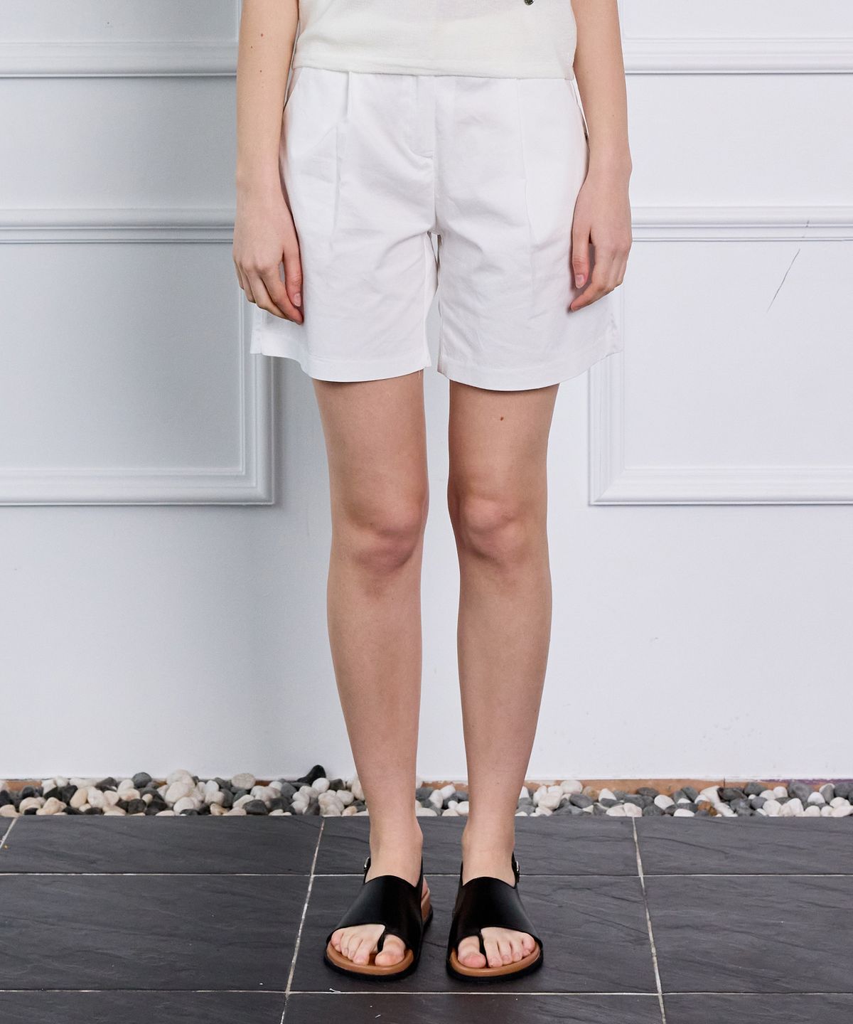 힐리오트(HEALIOTE) SCANDI PIN-TUCK SHORTS_WHITE
