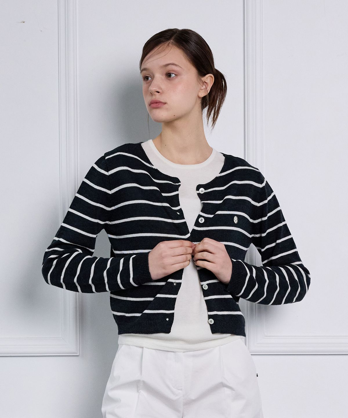 힐리오트(HEALIOTE) KESA STRIPE ROUND-NECK CARDIGAN_NAVY
