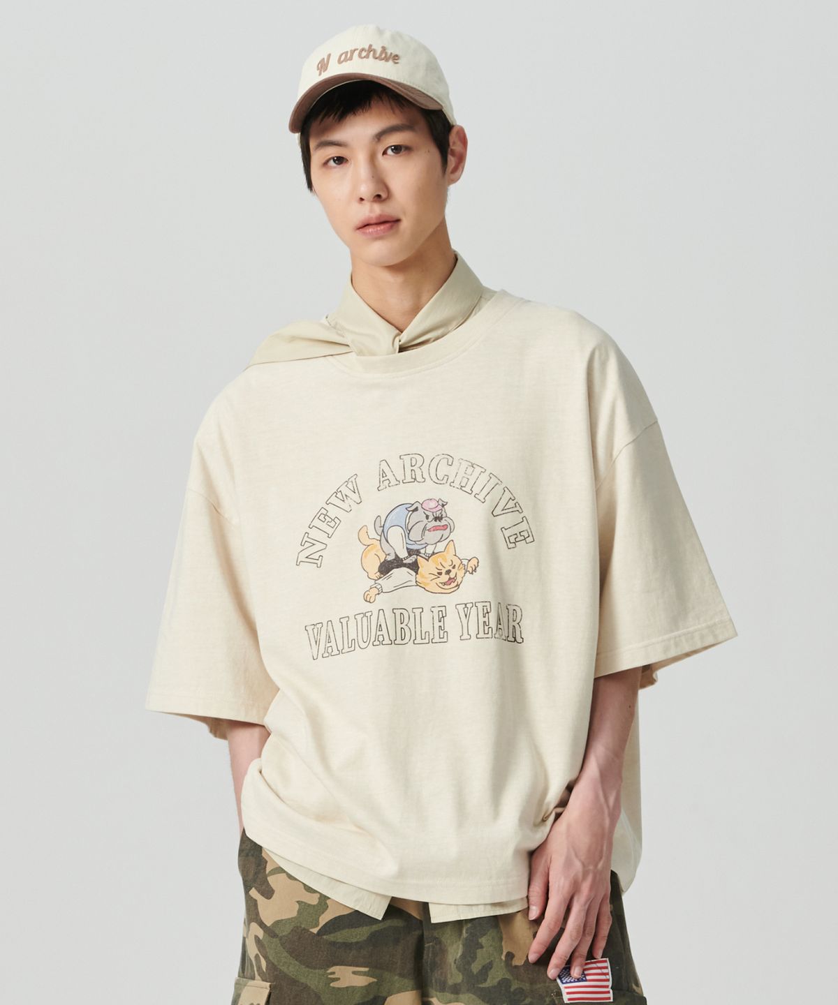 비욘드클로젯(BEYOND CLOSET) [COLLECTION LINE] 빈티지 프린트 디테일 피그먼트 워싱 반팔 티셔츠 아이보리