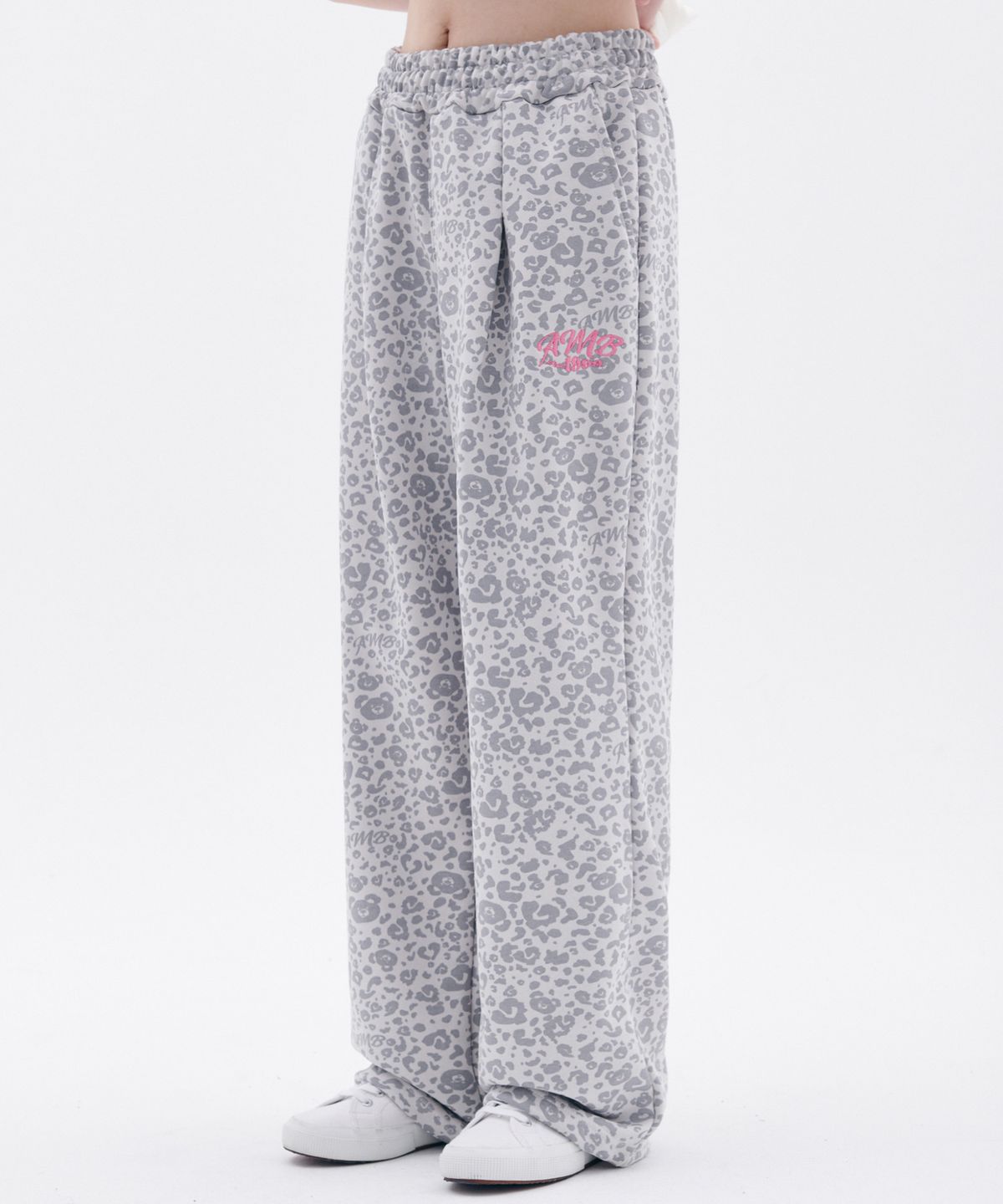 엠블러(AMBLER) Heart Bear Leopard Pants 원턱 2-Way 와이드 트레이닝 스웨트 팬츠 AP902 (아이보리)
