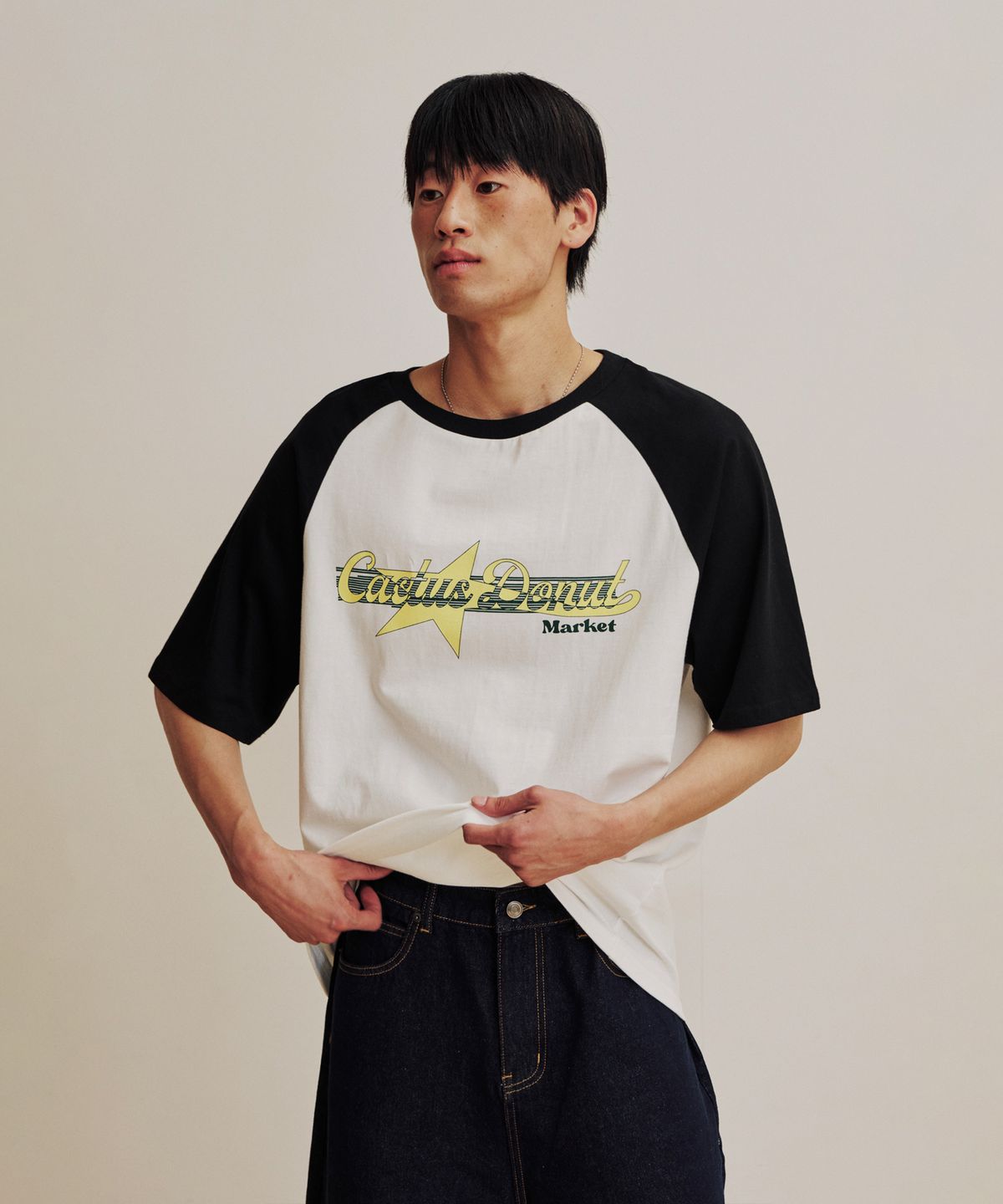 캑터스도넛마켓(CACTUSDONUTMARKET) Logo Star Raglan T-Shirt - Black