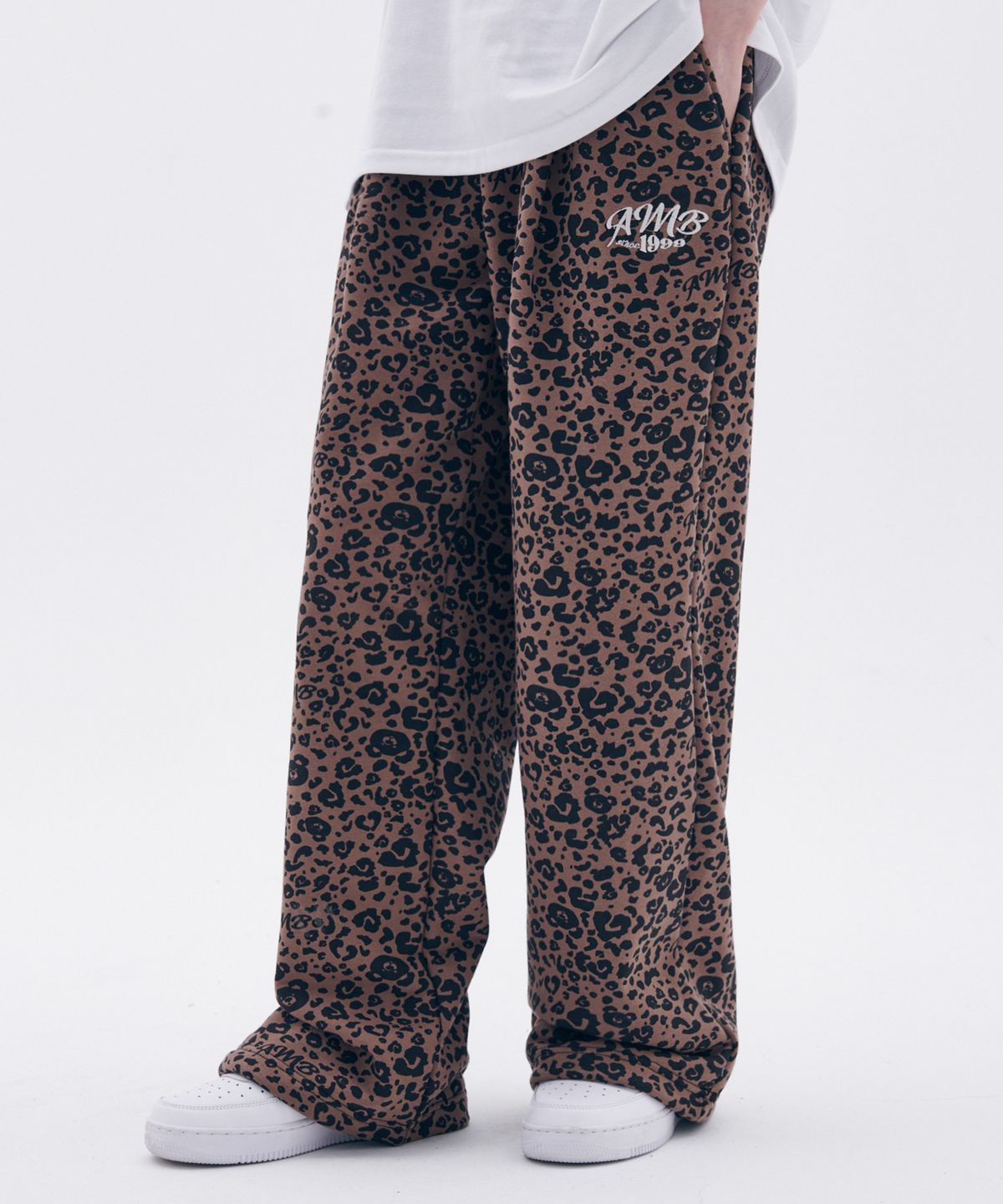 엠블러(AMBLER) Heart Bear Leopard Pants 원턱 2-Way 와이드 트레이닝 스웨트 팬츠 AP902 (브라운)