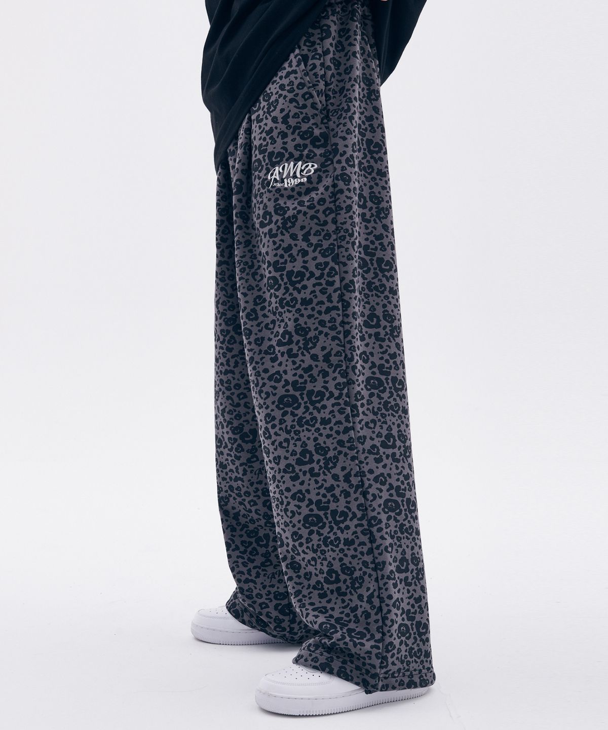 엠블러(AMBLER) Heart Bear Leopard Pants 원턱 2-Way 와이드 트레이닝 스웨트 팬츠 AP902 (다크그레이)