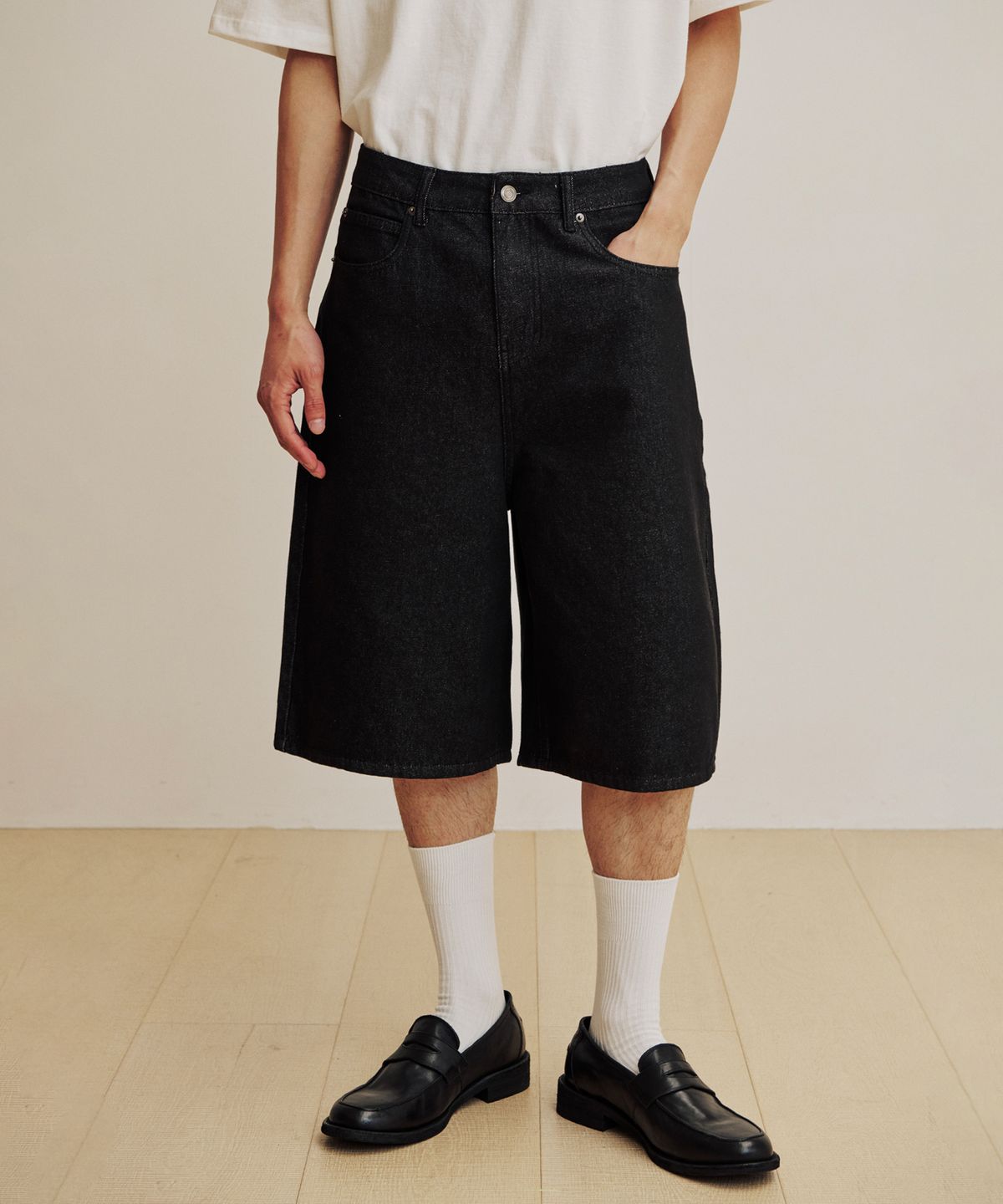 캑터스도넛마켓(CACTUSDONUTMARKET) Non-Fade Bermuda Denim Shorts - Black