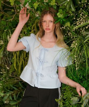 엠보 리본 퍼프 블라우스 (Light Blue)