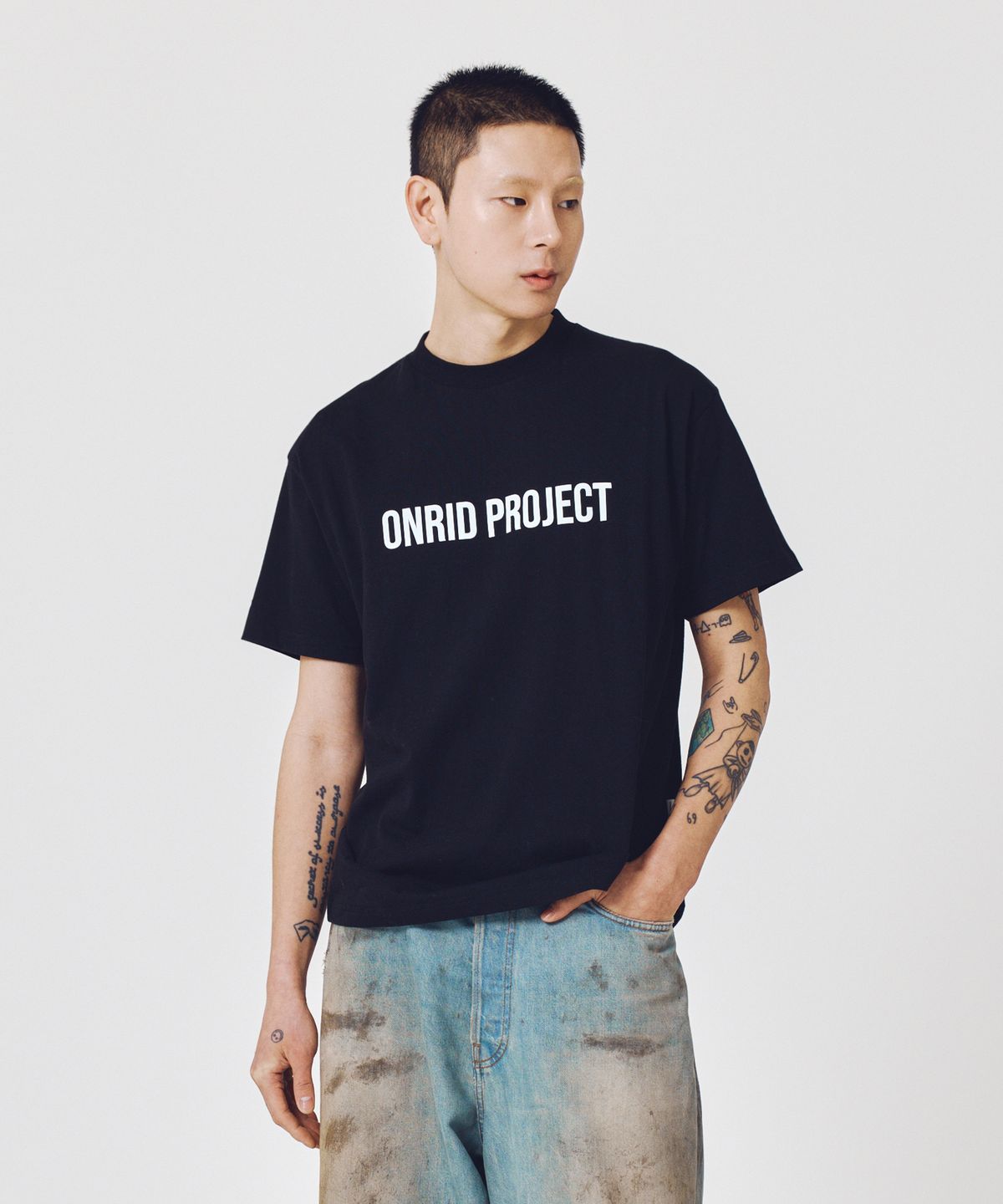 온리드프로젝트(ONRIDPROJECT) 빅 로고 티셔츠 - 블랙