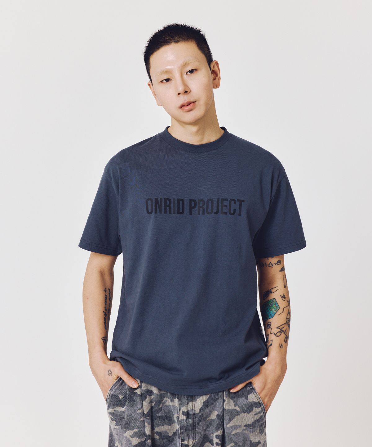 온리드프로젝트(ONRIDPROJECT) 빅 로고 티셔츠 - 차콜