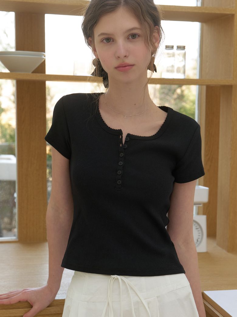 [6th] Sarah half t-shirt (black)
