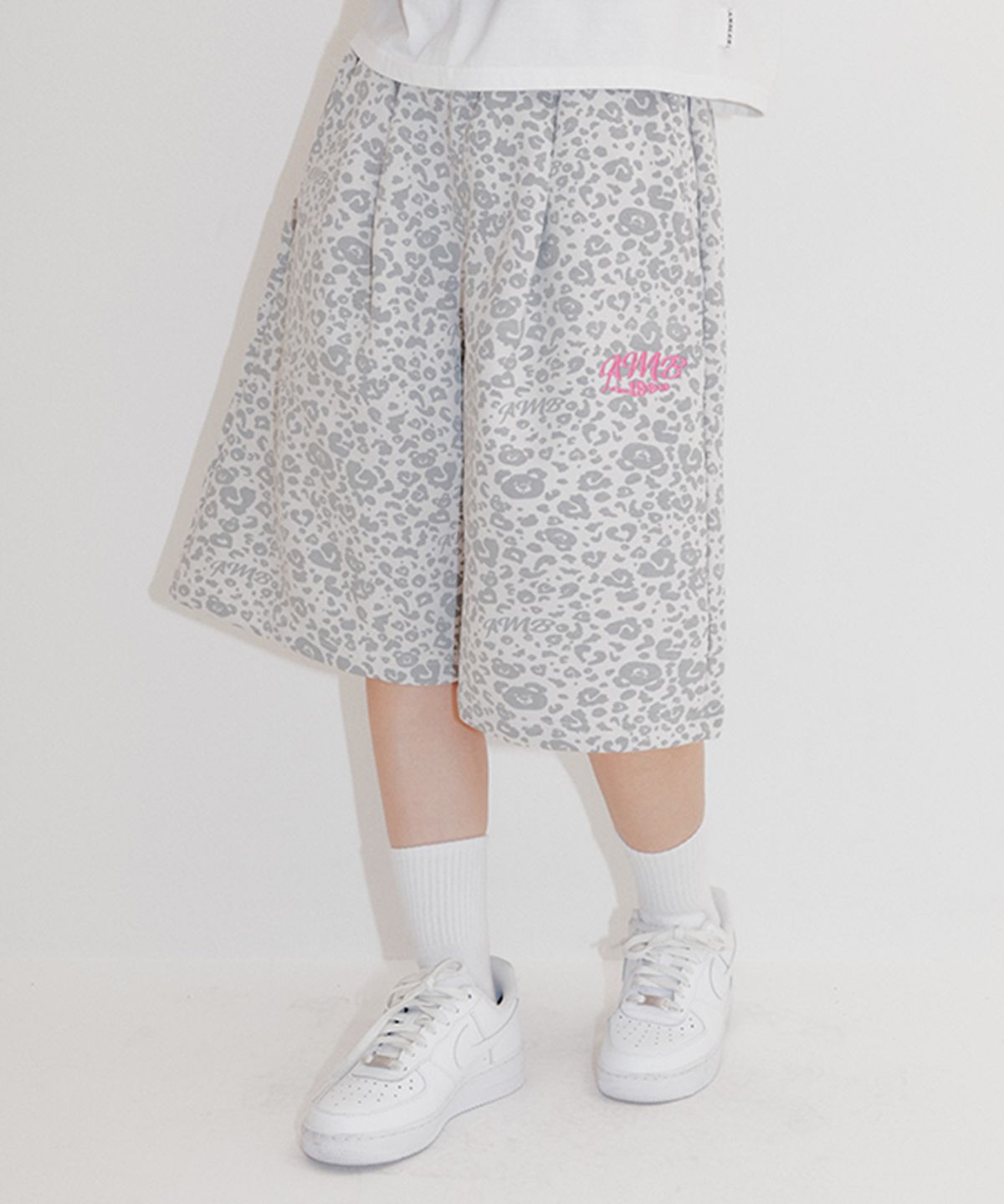 엠블러(AMBLER) Heart Bear Leopard Pants 버뮤다 원턱 스웨트 숏츠 반바지 ASP801 (아이보리)