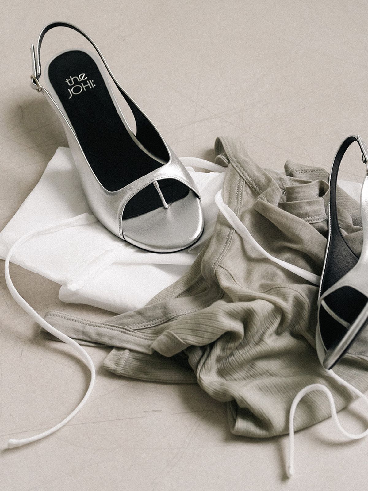 더조히(THE JOHI) Peep-toe Glossy Slingback_4 COLORS