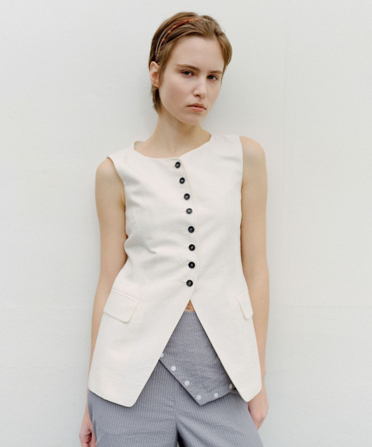 엔오르(EN OR) CONTRASTING BUTTONS SLEEVELESS JACKET - IVORY