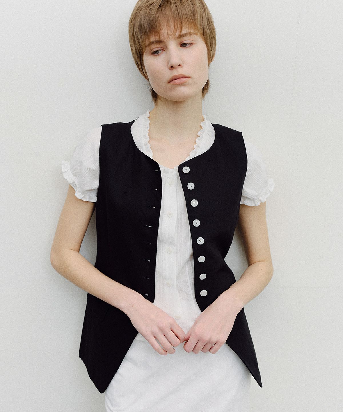 엔오르(EN OR) CONTRASTING BUTTONS SLEEVELESS JACKET - BLACK
