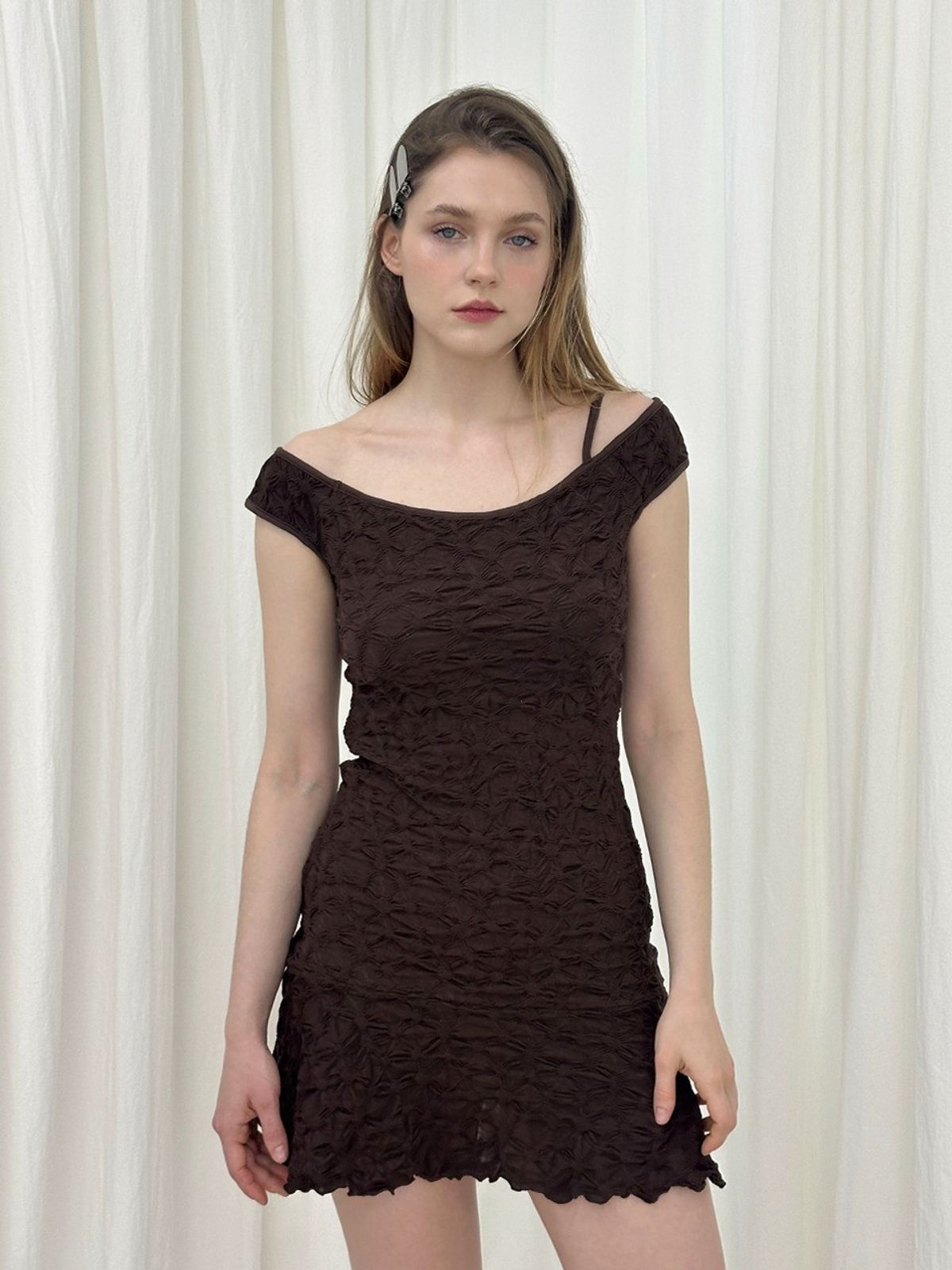 모이페어(MOIFAIRE) ONE-SHOULDER WRINKLE DRESS / BROWN