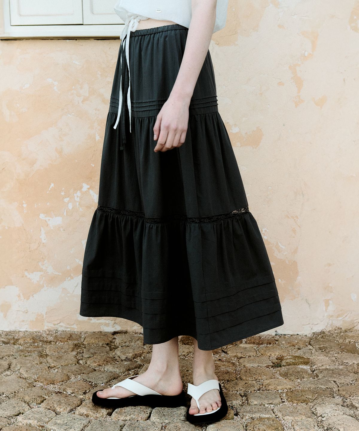 로라로라(ROLAROLA) LACE PINTUCK LONG SKIRT CHARCOAL