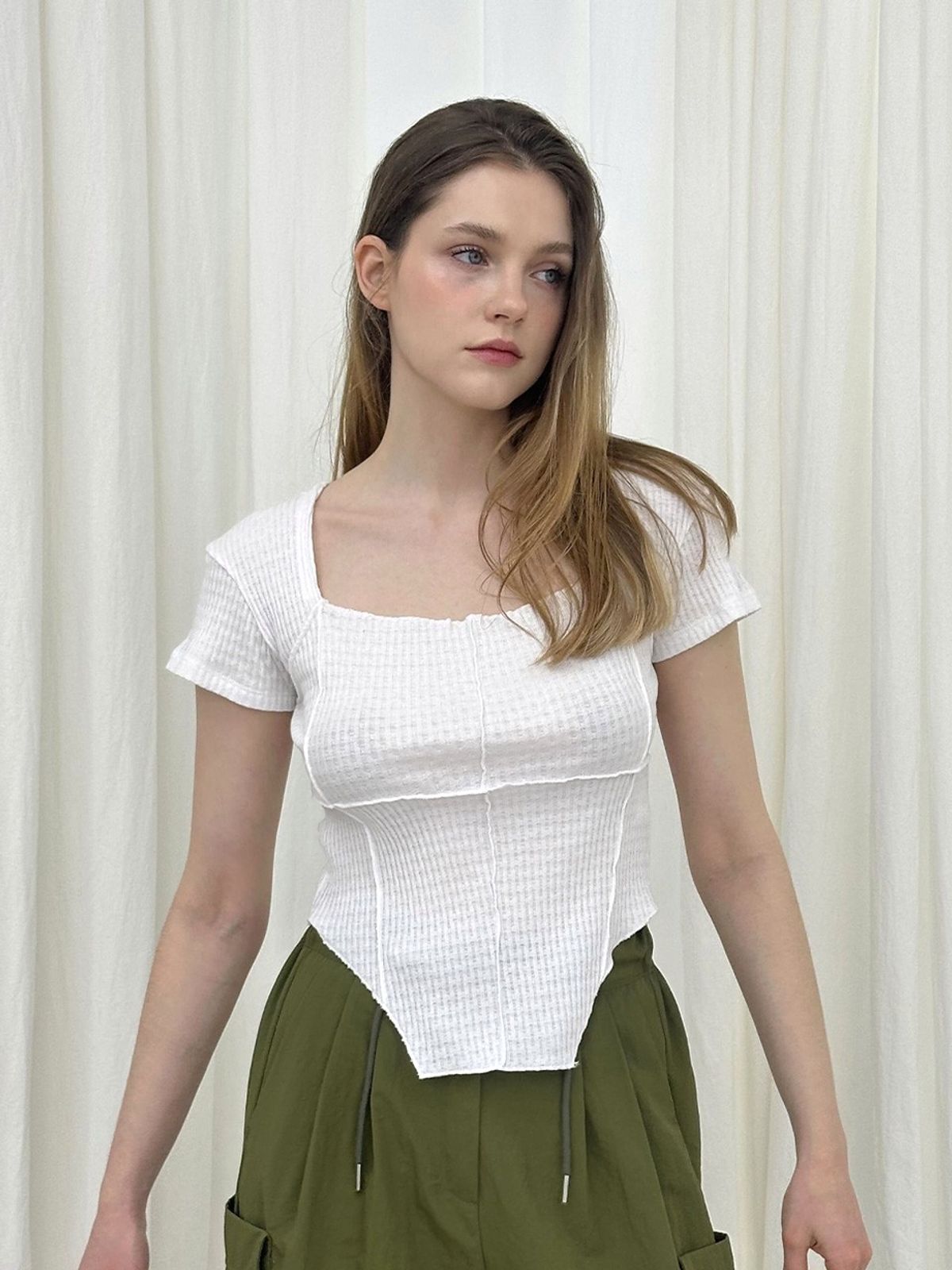 모이페어(MOIFAIRE) BAGEL SQUARE NECK T-SHIRT / WHITE
