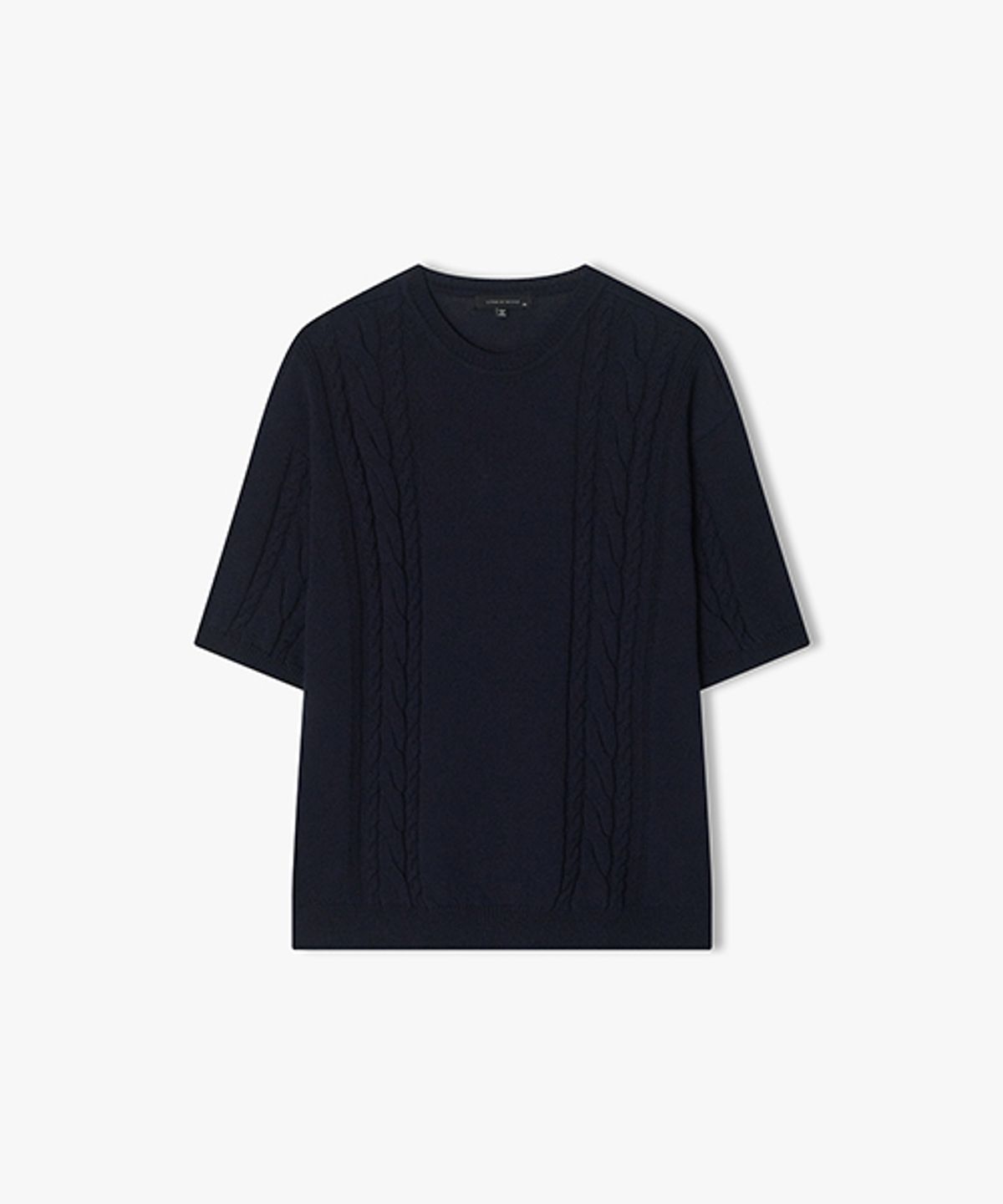 리버클래시(LIBERCLASSY) [25SS] LLB51595 네이비 라운드넥 꽈배기 하프 니트 탑