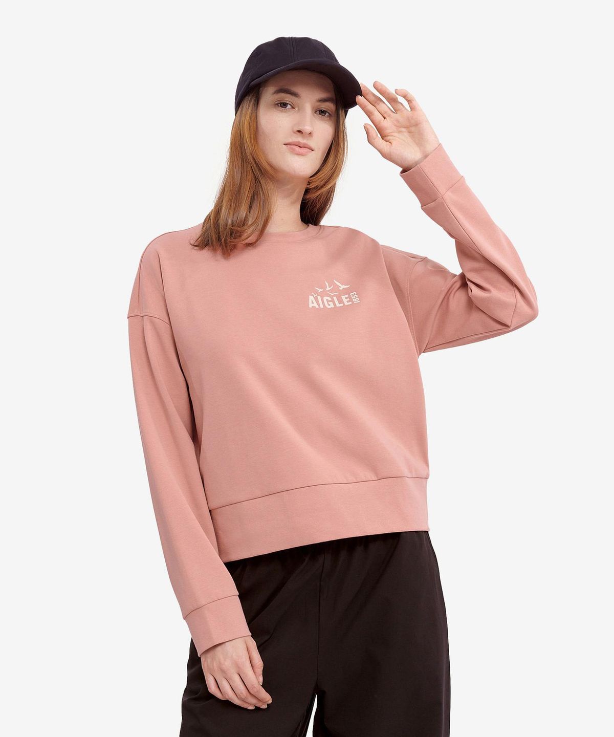 에이글(Aigle) 여성 로고 크루넥 맨투맨 AAW24WTSH005BAG