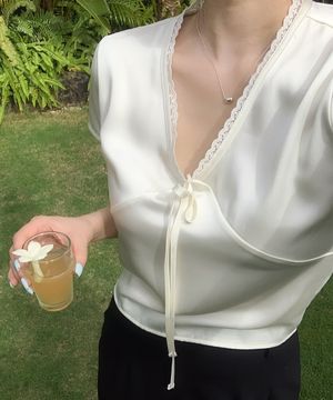 사틴 브이넥 리본 탑 ( 아이보리 )