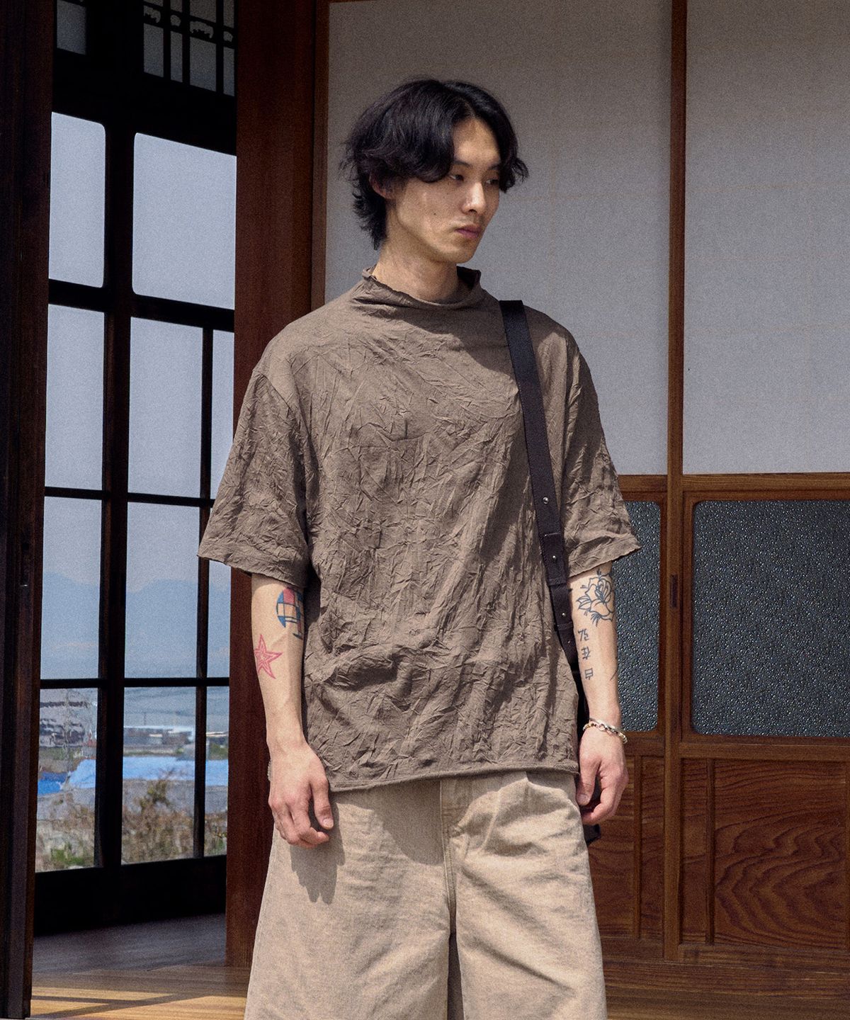 유스(YOUTH) Creased Mock-neck H/S T-shirt - Brown