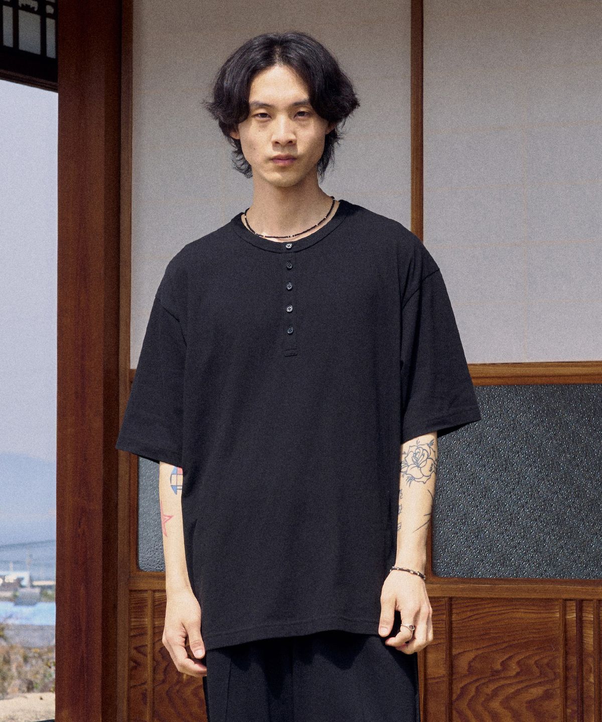 유스(YOUTH) Henley Neck H/S T-shirt - Black