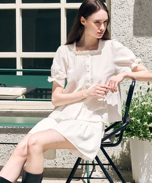 핀턱 셔링 퍼프 반팔 블라우스 [WHITE]