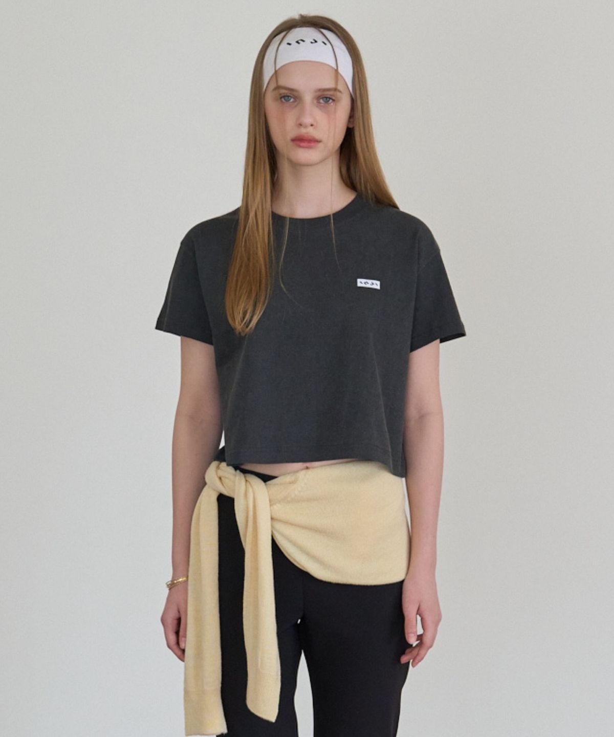 인지액티브(INJIACTIVE) Small Logo Crop T-shirt 차콜