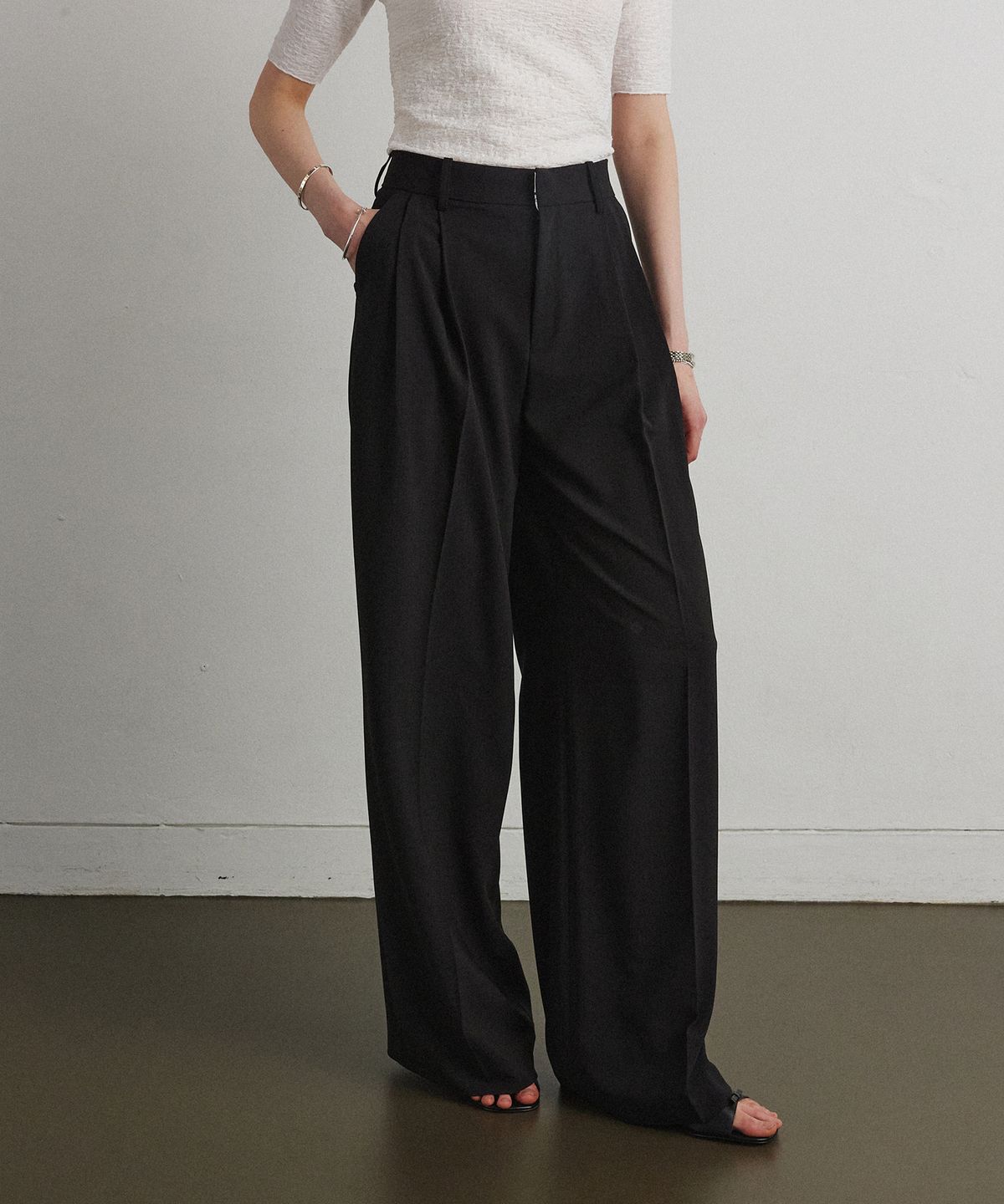 아흐레(AHRE) FLOW TUCK WIDE SLACKS_BLACK
